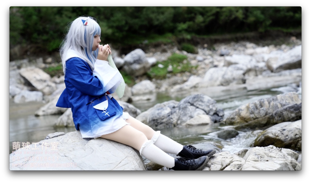 小さなサメが屋外で風船を膨らませています