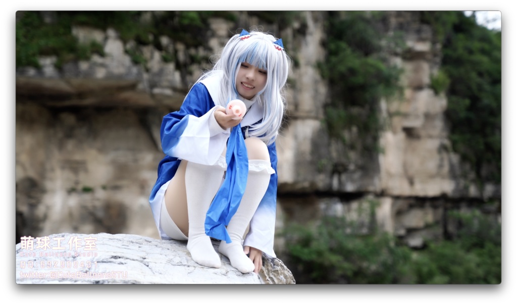 小さなサメが屋外で風船を膨らませています