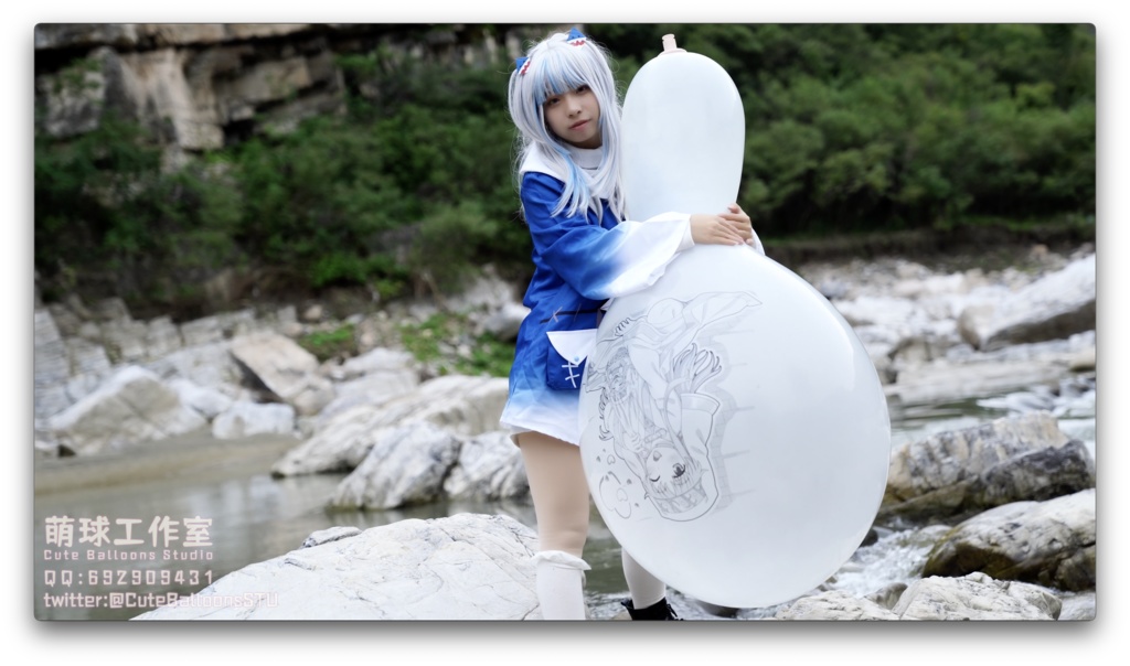 小さなサメが屋外で風船を膨らませています