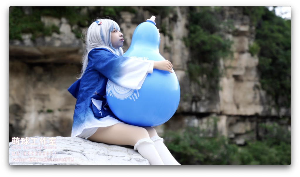 小さなサメが屋外で風船を膨らませています