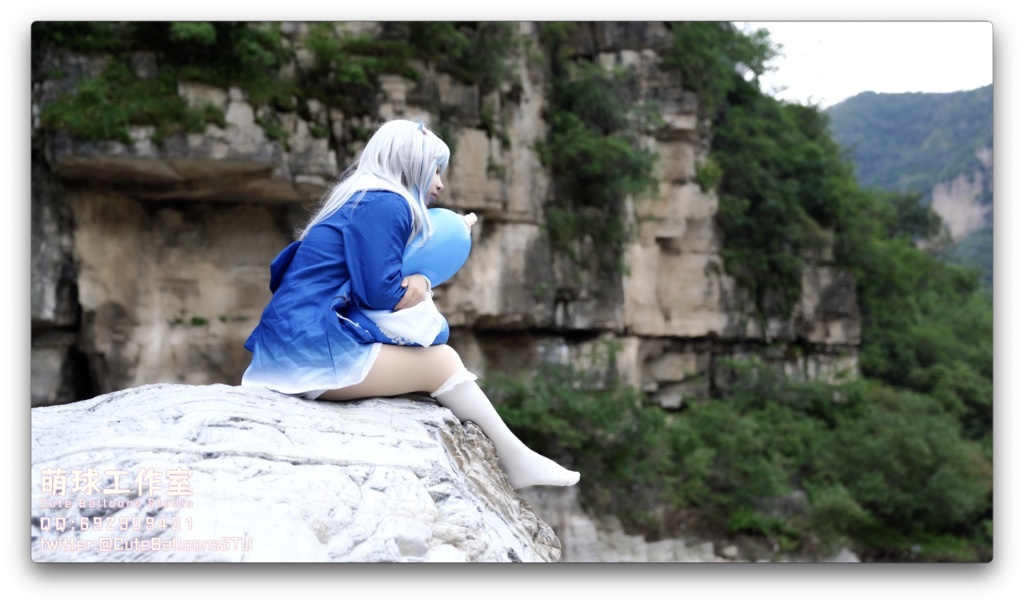 小さなサメが屋外で風船を膨らませています