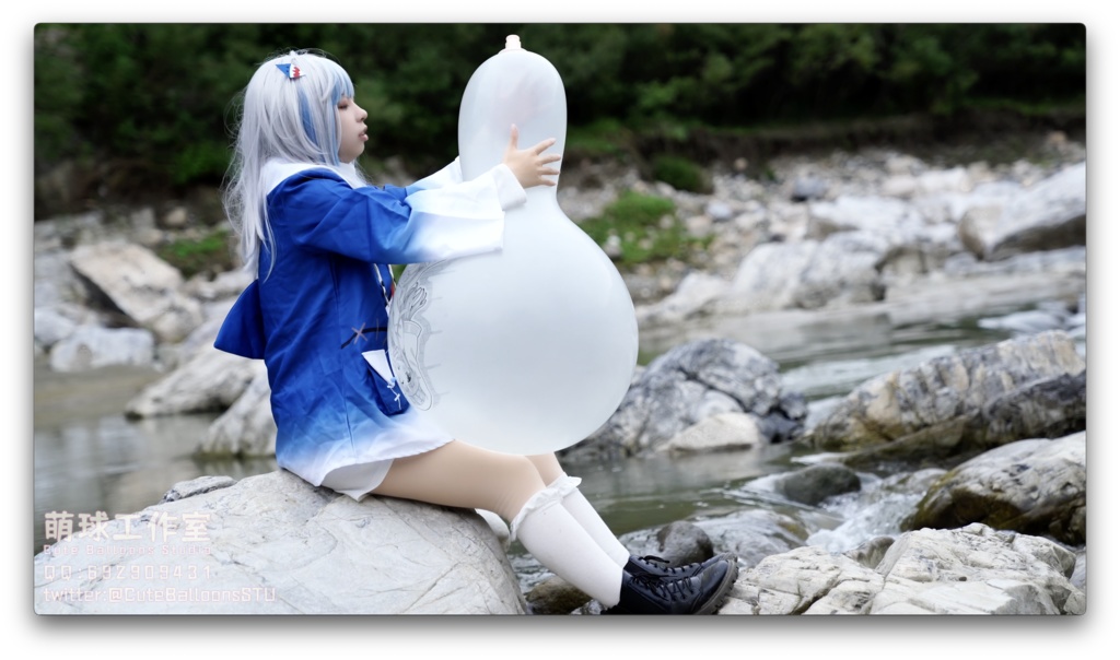 小さなサメが屋外で風船を膨らませています