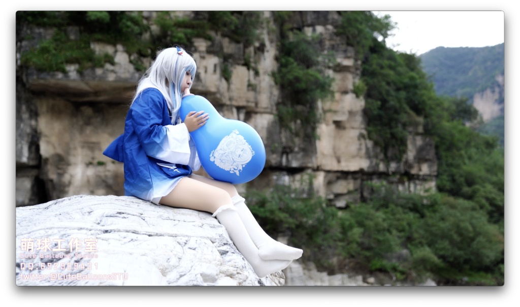 小さなサメが屋外で風船を膨らませています