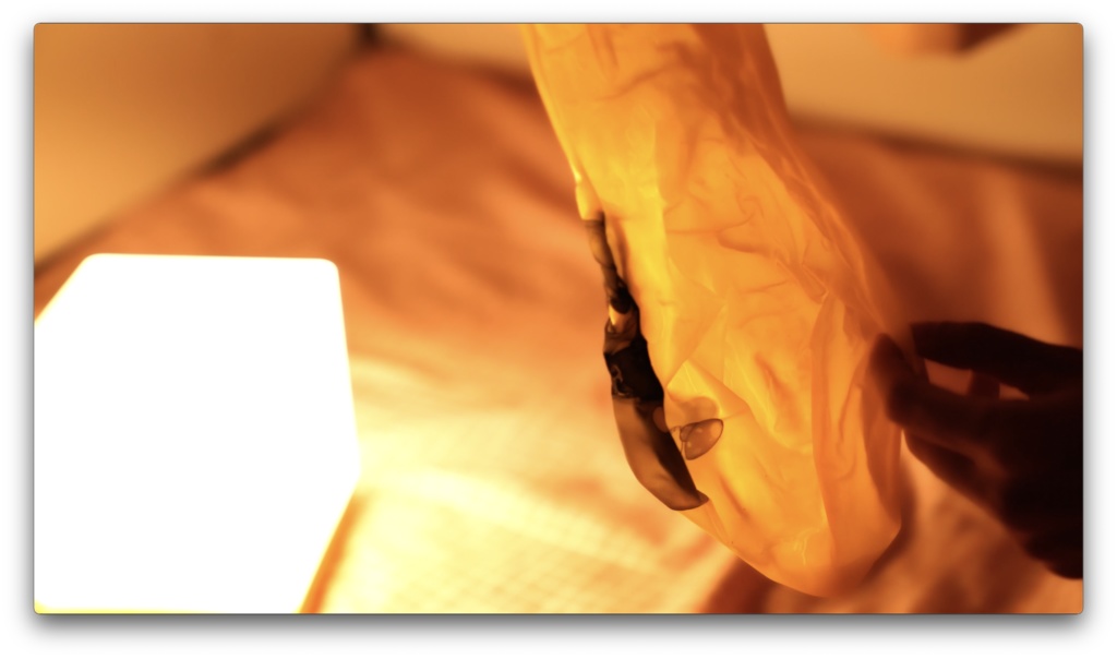 夜寝る前に風船を遊ぶ