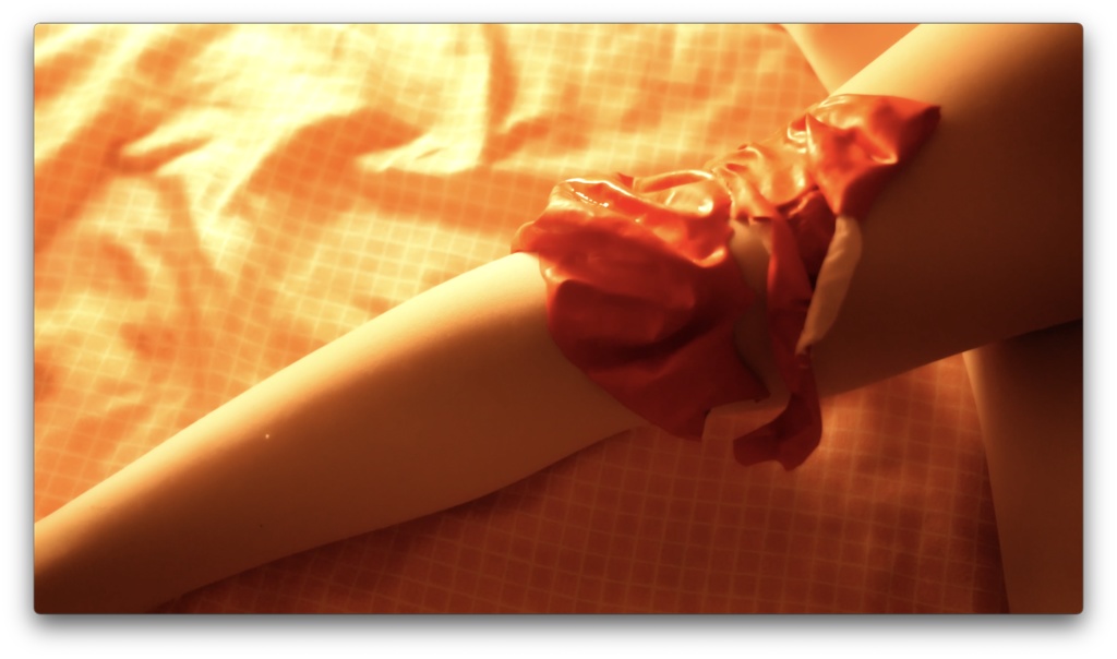 夜寝る前に風船を遊ぶ