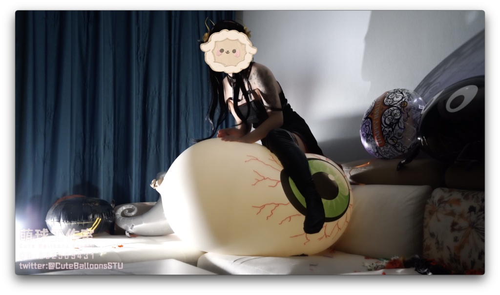 2023年ハロウィン、悠香が口でQ36を吹いて、風船が割れるまで乗る
