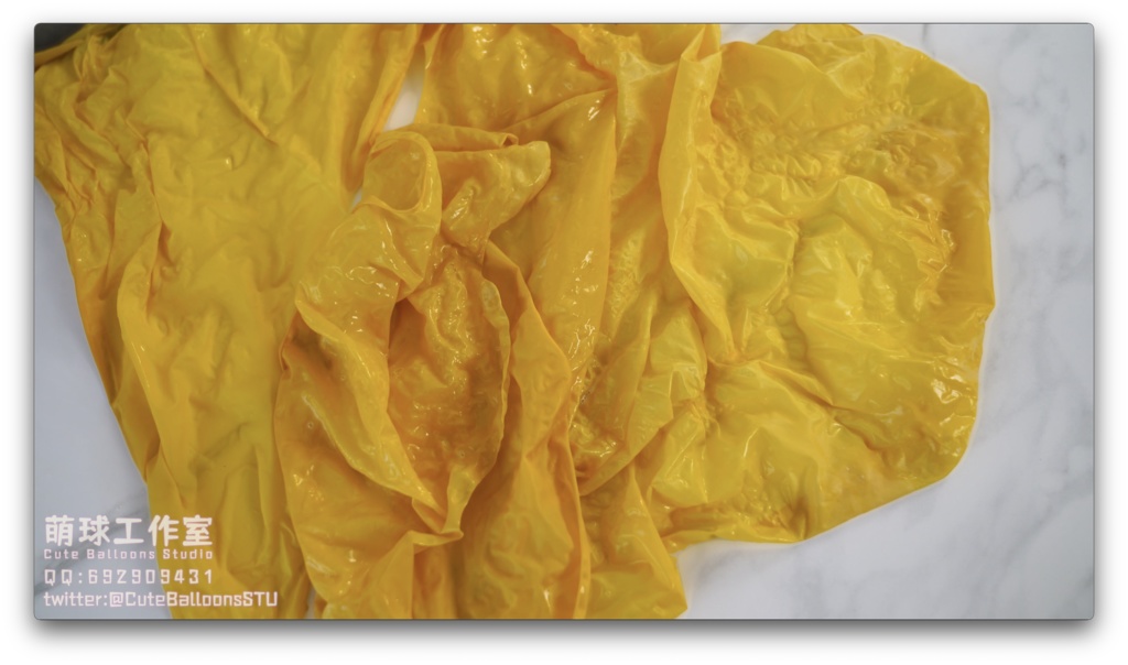 悠香がR36Lの風船で遊ぶ