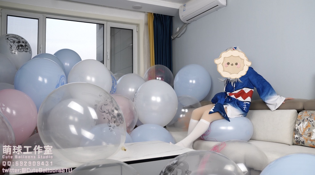 小さなサメが風船で部屋一杯になるまで膨らませる(O18 * 80)