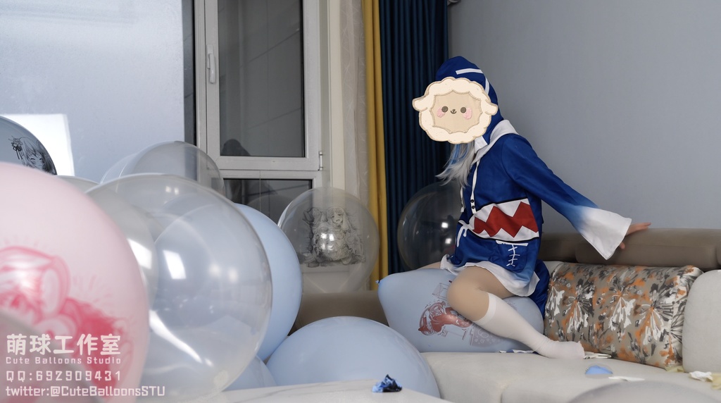 小さなサメが風船で部屋一杯になるまで膨らませる(O18 * 80)