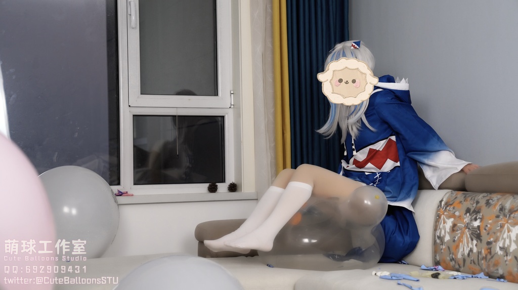 小さなサメが風船で部屋一杯になるまで膨らませる(O18 * 80)