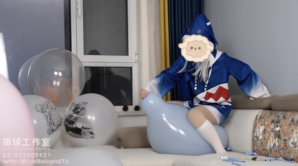 小さなサメが風船で部屋一杯になるまで膨らませる(O18 * 80)