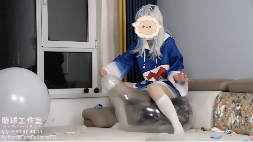 小さなサメが風船で部屋一杯になるまで膨らませる(O18 * 80)