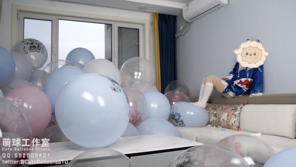 小さなサメが風船で部屋一杯になるまで膨らませる(O18 * 80)