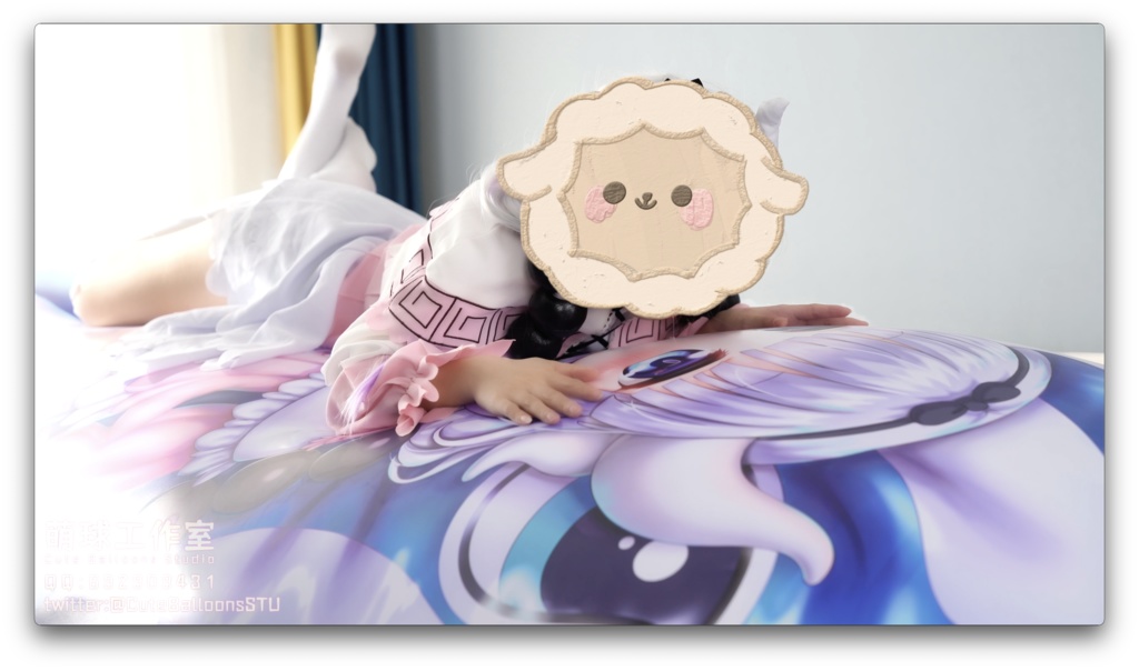 カンナは超大きいサイズの充気抱き枕で遊ぶ