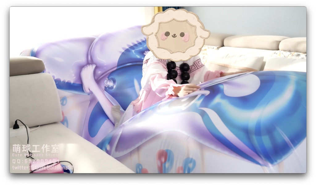 カンナは超大きいサイズの充気抱き枕で遊ぶ