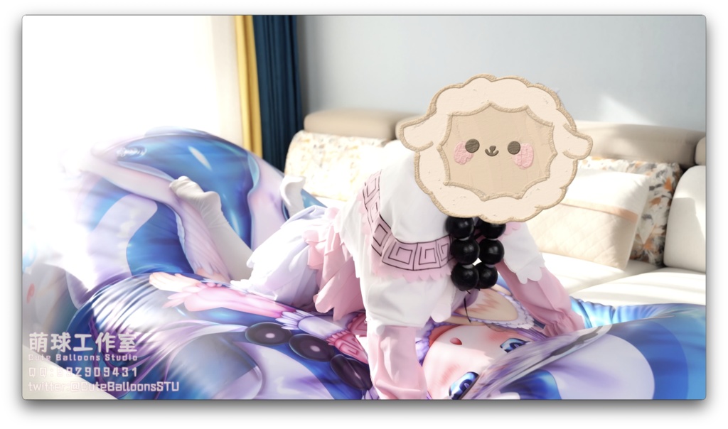 カンナは超大きいサイズの充気抱き枕で遊ぶ