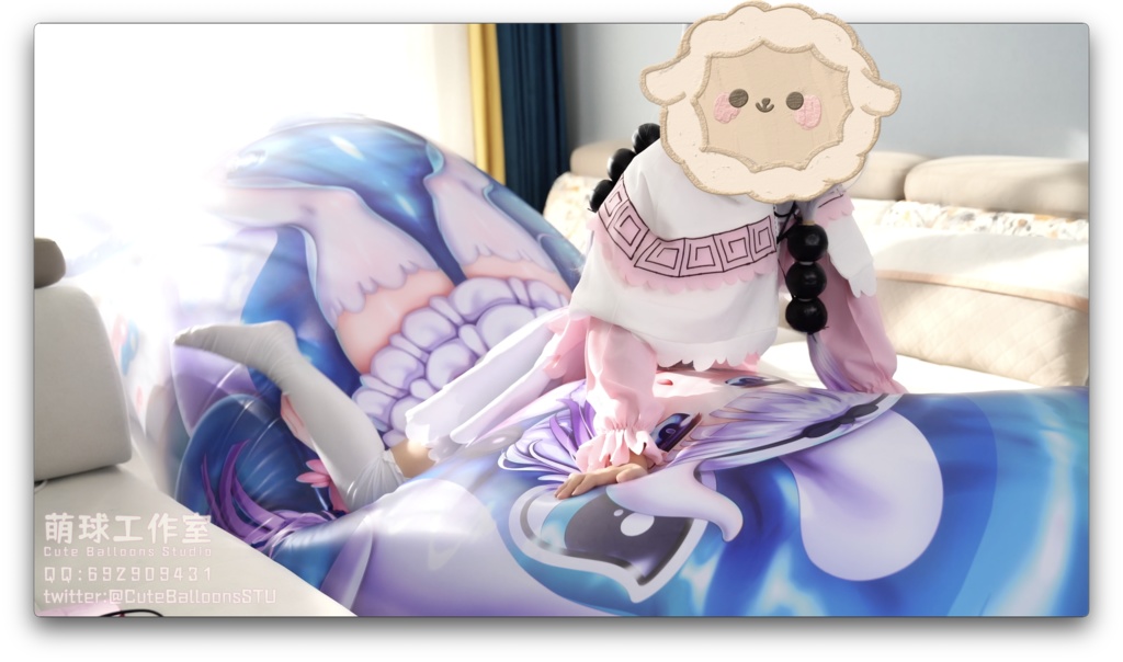 カンナは超大きいサイズの充気抱き枕で遊ぶ