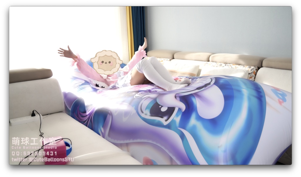 カンナは超大きいサイズの充気抱き枕で遊ぶ