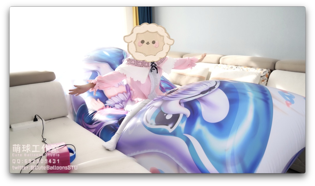 カンナは超大きいサイズの充気抱き枕で遊ぶ