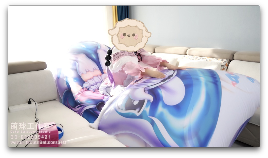 カンナは超大きいサイズの充気抱き枕で遊ぶ