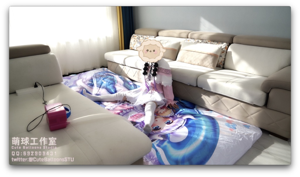 カンナは超大きいサイズの充気抱き枕で遊ぶ