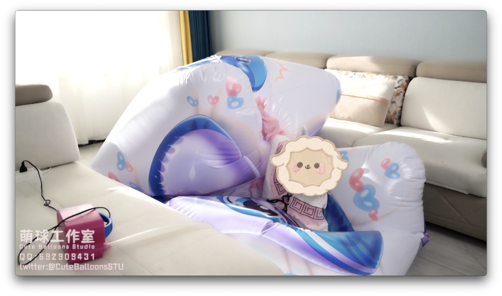 カンナは超大きいサイズの充気抱き枕で遊ぶ