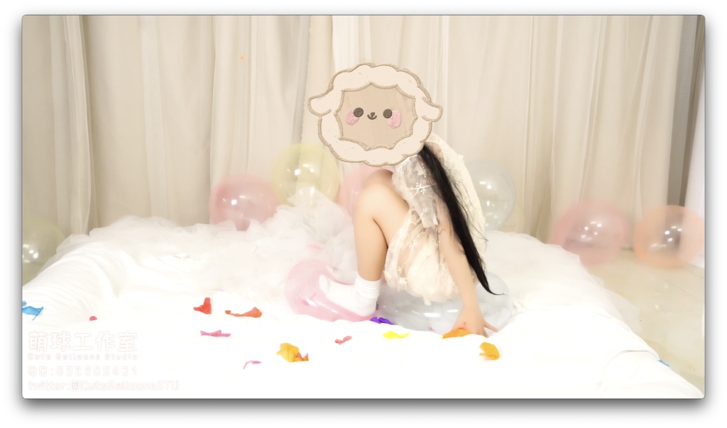 悠香が泡色風船の束で遊ぶ(少し嬌喘がある)