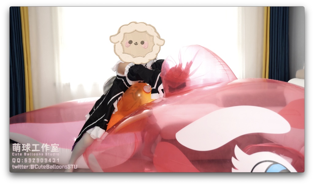 レームは大きなピンクのクジラの上でR27クリスタルオレンジの風船で遊んでいました風船の内側と外側に水をいっぱい塗りました