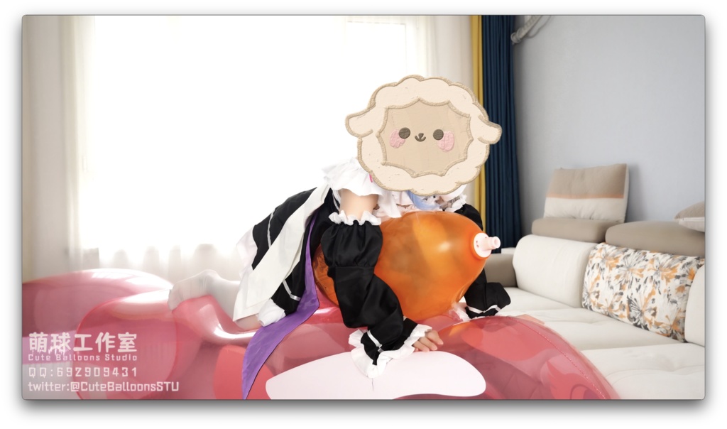 レームは大きなピンクのクジラの上でR27クリスタルオレンジの風船で遊んでいました風船の内側と外側に水をいっぱい塗りました