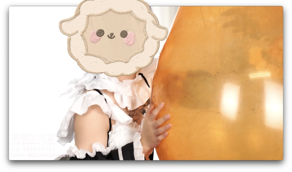 レームは大きなピンクのクジラの上でR27クリスタルオレンジの風船で遊んでいました風船の内側と外側に水をいっぱい塗りました