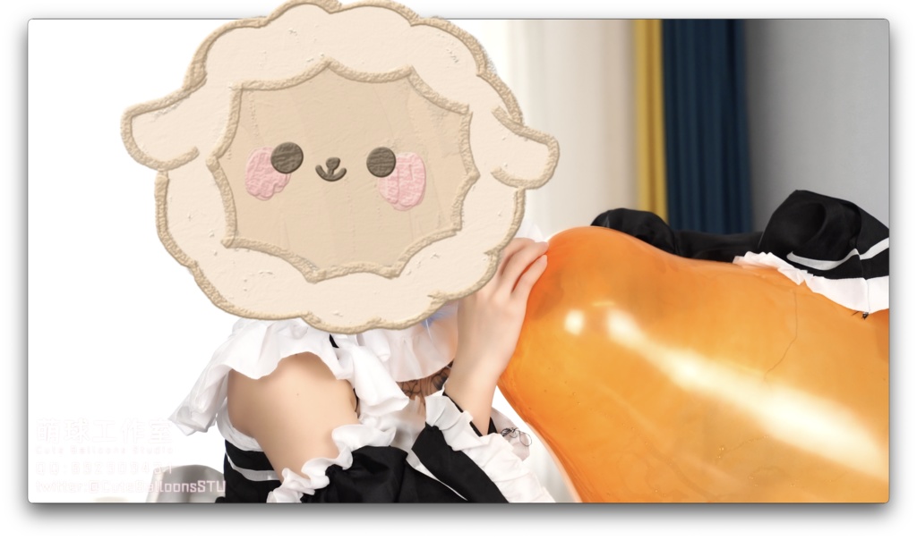 レームは大きなピンクのクジラの上でR27クリスタルオレンジの風船で遊んでいました風船の内側と外側に水をいっぱい塗りました