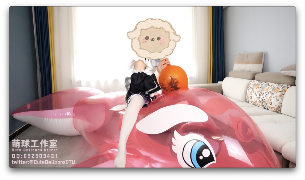 レームは大きなピンクのクジラの上でR27クリスタルオレンジの風船で遊んでいました風船の内側と外側に水をいっぱい塗りました