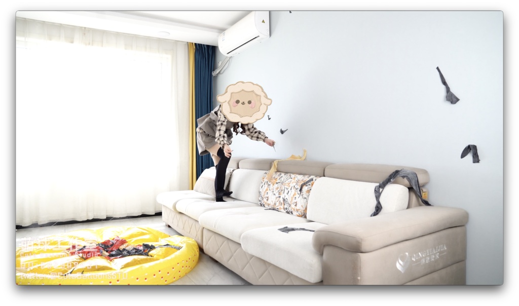 甘雨模様の72インチ気象気球に破裂するまで空気を入れる