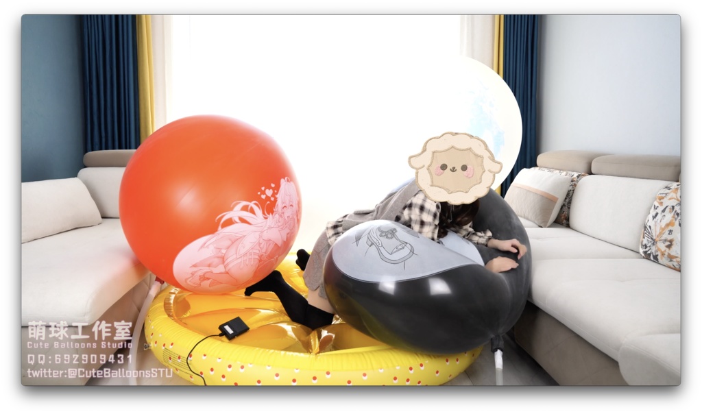 甘雨模様の72インチ気象気球に破裂するまで空気を入れる