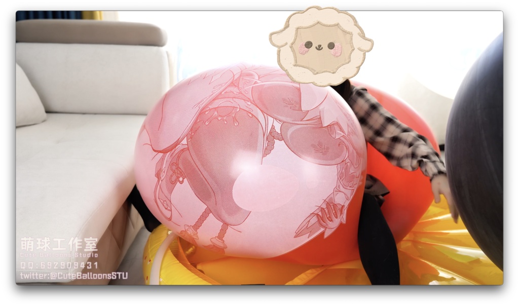 甘雨模様の72インチ気象気球に破裂するまで空気を入れる