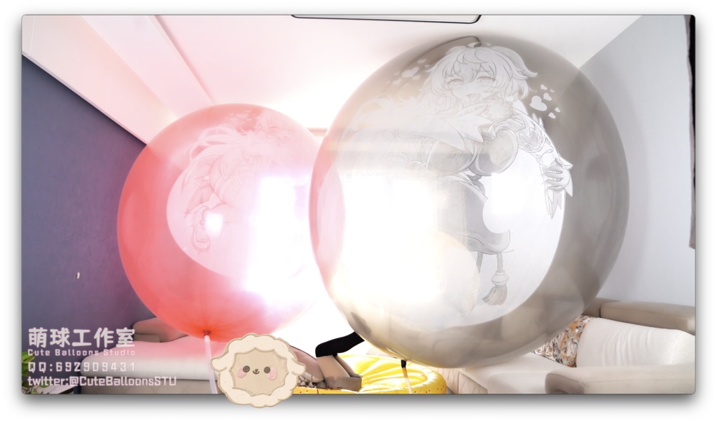 甘雨模様の72インチ気象気球に破裂するまで空気を入れる