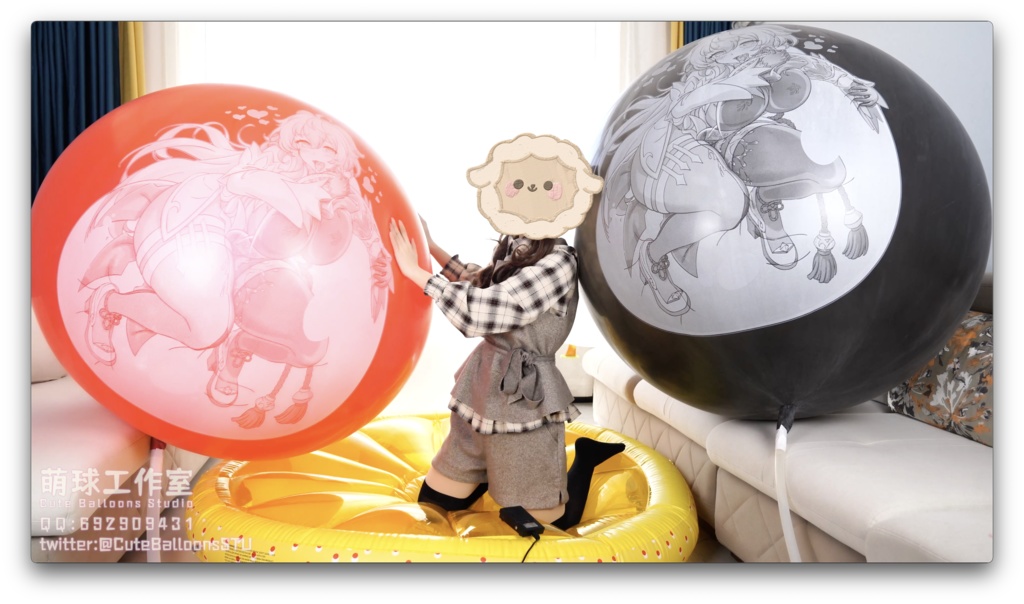 甘雨模様の72インチ気象気球に破裂するまで空気を入れる