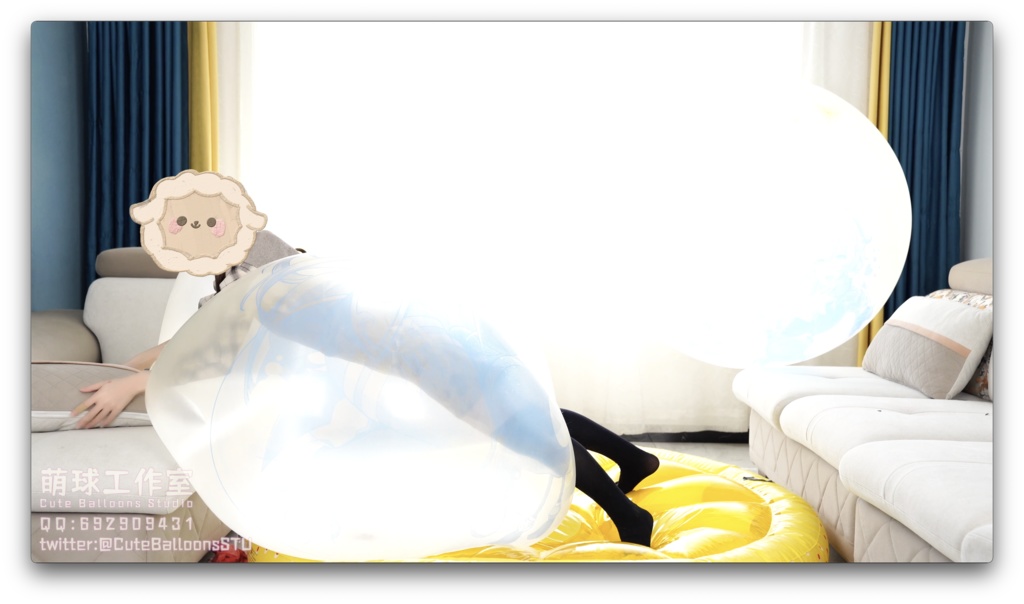 甘雨模様の72インチ気象気球に破裂するまで空気を入れる