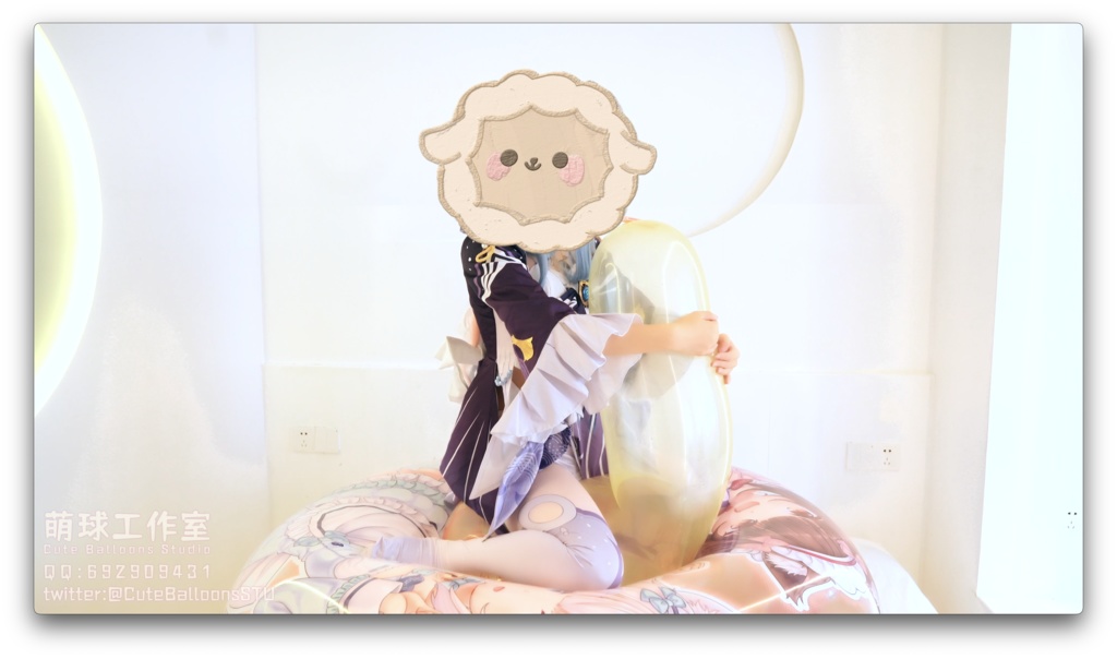 ここみが浮き輪に風船を吹いてお尻で爆発させる(R 24とR 27)