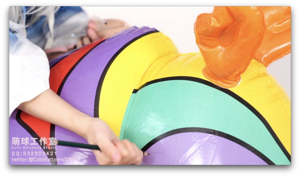 サメがカラーサイを破る