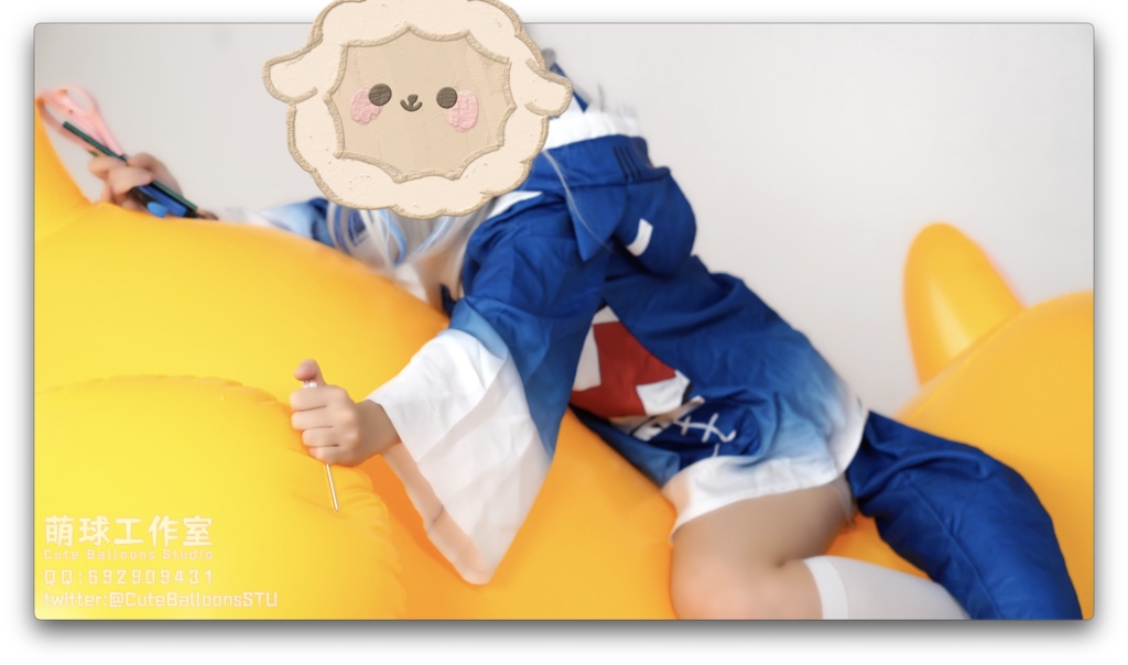 サメが空気入りおもちゃの犬を破った