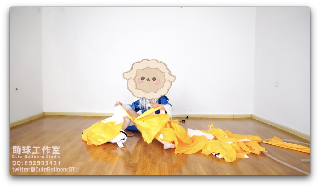 サメが空気入りおもちゃの犬を破った