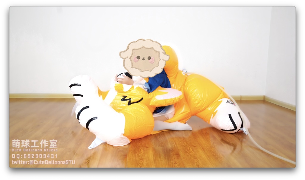 サメが空気入りおもちゃの犬を破った