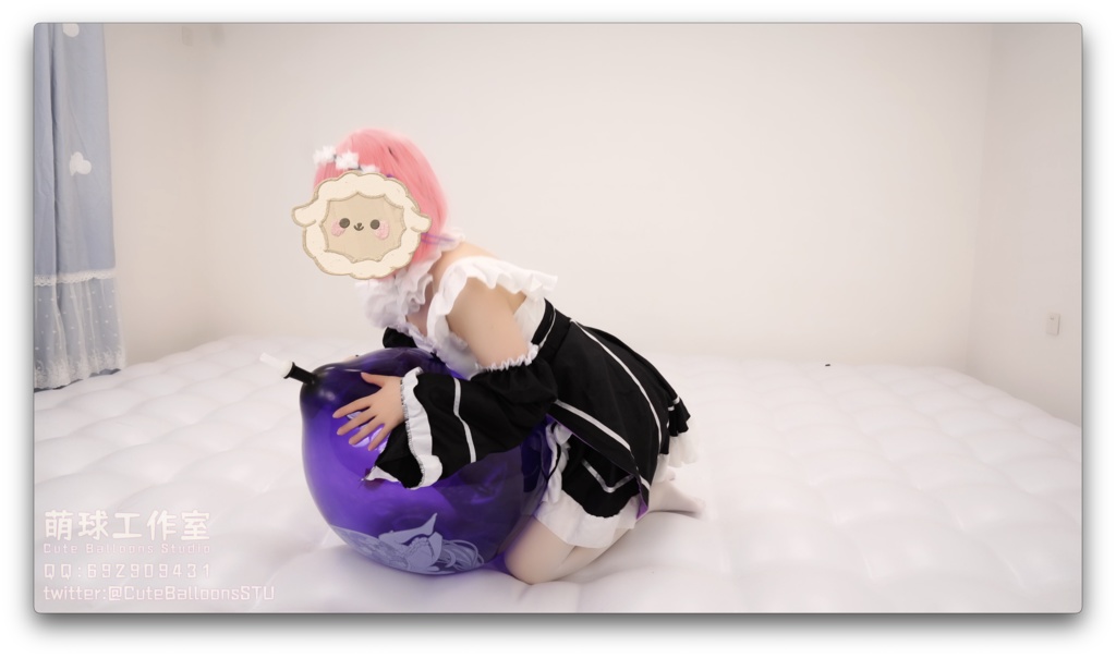 ラムはTT 17風船を口で吹き、風船は遊び中に破裂した