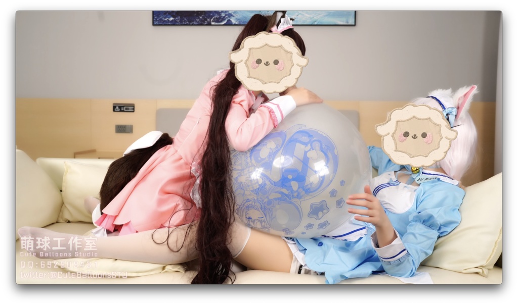 猫娘ペアがT 36風船を口で吹く