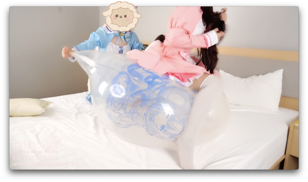 猫娘ペアがT 36風船を口で吹く