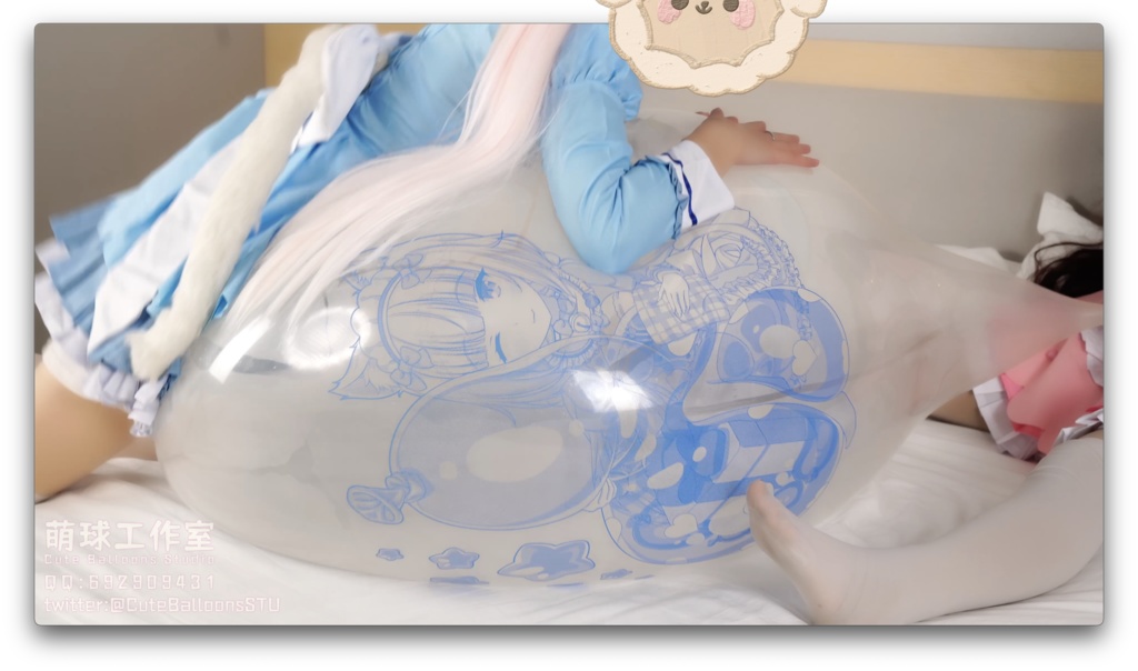 猫娘ペアがT 36風船を口で吹く