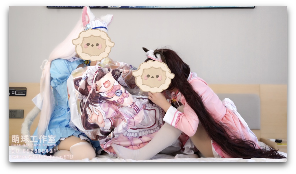 二人の猫娘は120 cmの猫娘の浮き輪を口で吹いて爆発を押した