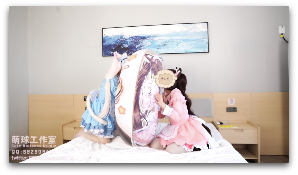 二人の猫娘は120 cmの猫娘の浮き輪を口で吹いて爆発を押した