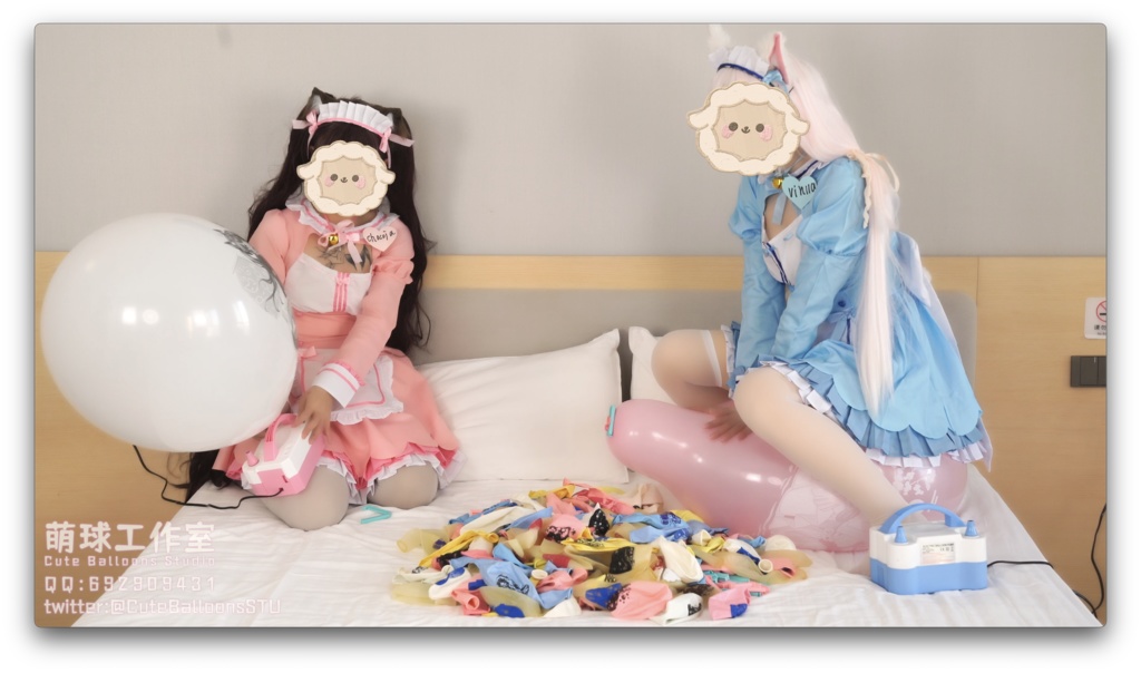 二人のネコ娘が風船部屋で風船に空気を入れたり抜いたりしています。